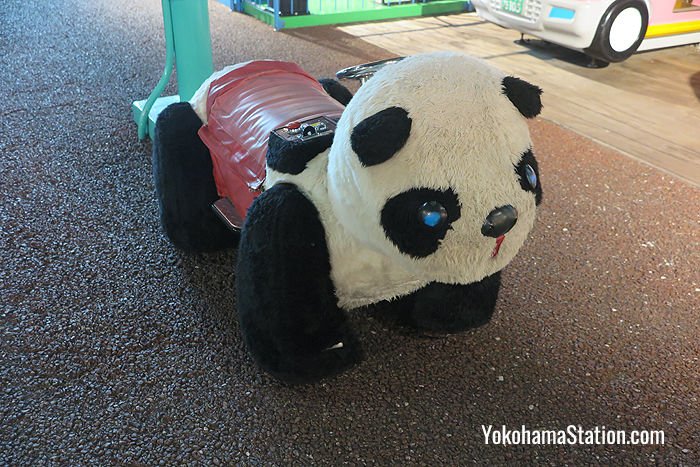 One ride on a robot panda car is 200 yen