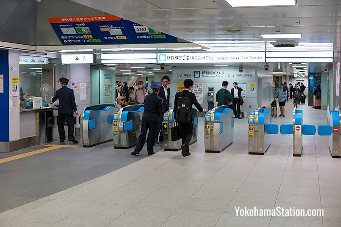 Transfer gates from the JR Yokohama Line to the Tokaido Shinkansen