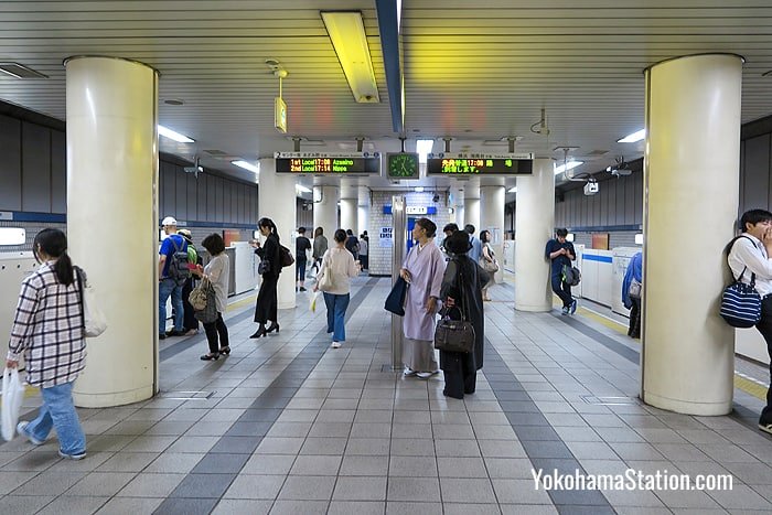 Platforms 1 and 2 of the Yokohama Municipal Subway Blue Line