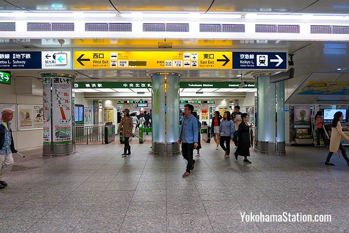 JR ticket gates at Yokohama Station